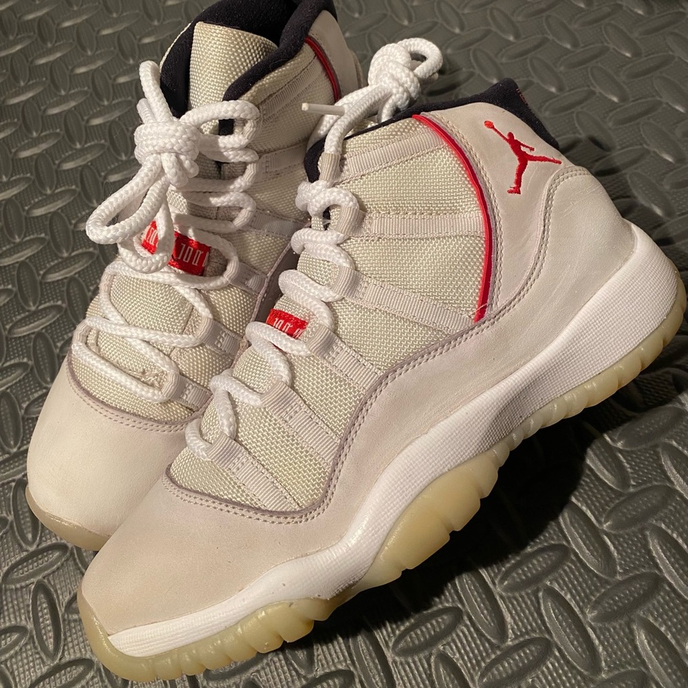 Air Jordan 11 Retro Platinum Tint size 7 womens shoes CLEAN